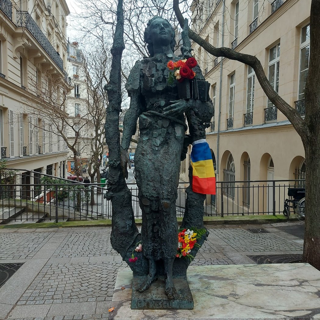 Statue poete roumain Mihai Eminescu 2
